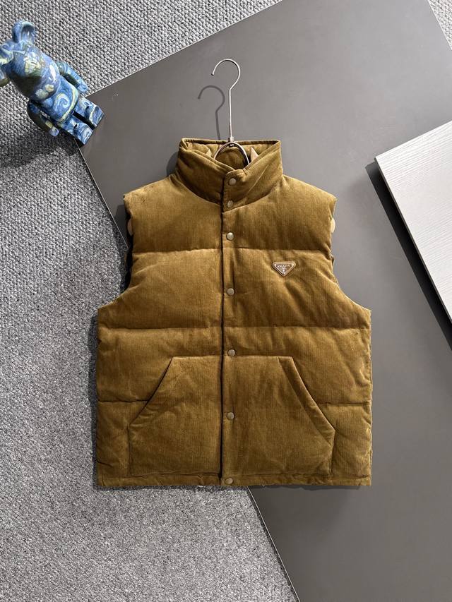 prada 25Fw 此款三角标采用真皮、三角标五金Logo prada字母采用磨平工艺用手抚摸无凹凸感和Zp一样.内里设有三个口袋. 领口后方设有隐形帽子、所