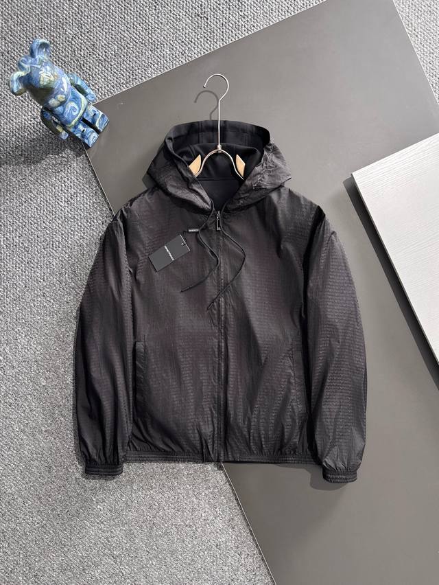 双面 阿玛尼 高品质2025秋冬新款夹克外套，秀场新品品相非常完美，面料舒适保暖，色泽饱满诱人，非常出彩的设计，轻松将时髦感进阶，做工极为考究严谨，走线工整细致