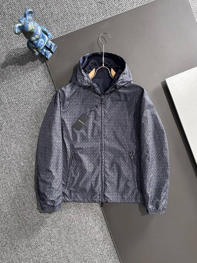 双面 阿玛尼 高品质2025秋冬新款夹克外套，秀场新品品相非常完美，面料舒适保暖，色泽饱满诱人，非常出彩的设计，轻松将时髦感进阶，做工极为考究严谨，走线工整细致