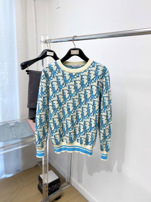 迪奥、2025新品羊毛衣 具有手感细腻柔软，可直接与肌肤接触，让暖心的纱线变化出细腻的质感，顶级工艺极具特色出彩，款式简约大方精美 立体剪裁的版型设计，让整款毛