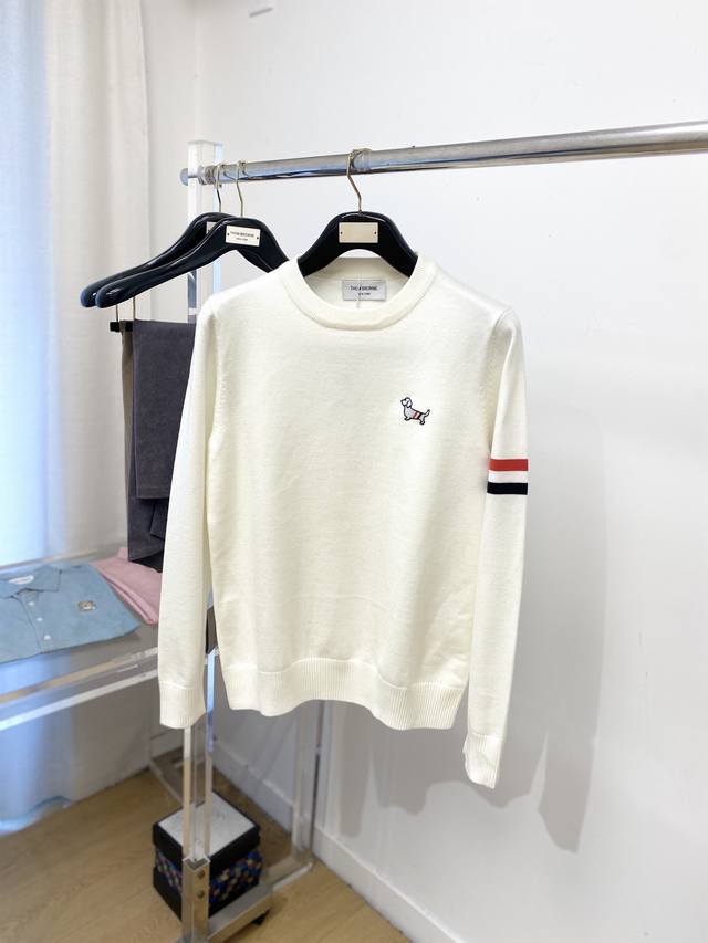 Tb、2025新品羊毛衣 具有手感细腻柔软，可直接与肌肤接触，让暖心的纱线变化出细腻的质感，顶级工艺极具特色出彩，款式简约大方精美 立体剪裁的版型设计，让整款毛