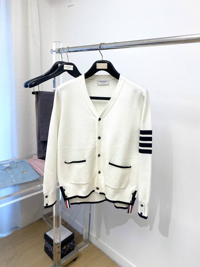 Tb、2025新品开衫羊毛衣 具有手感细腻柔软，可直接与肌肤接触，让暖心的纱线变化出细腻的质感，顶级工艺极具特色出彩，款式简约大方精美 立体剪裁的版型设计，让整