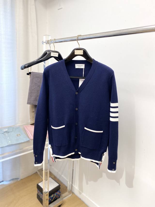 Tb、2025新品羊毛衣外套 具有手感细腻柔软，可直接与肌肤接触，让暖心的纱线变化出细腻的质感，顶级工艺极具特色出彩，款式简约大方精美 立体剪裁的版型设计，让整