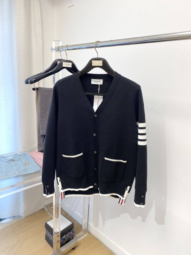 Tb、2025新品开衫羊毛衣 具有手感细腻柔软，可直接与肌肤接触，让暖心的纱线变化出细腻的质感，顶级工艺极具特色出彩，款式简约大方精美 立体剪裁的版型设计，让整