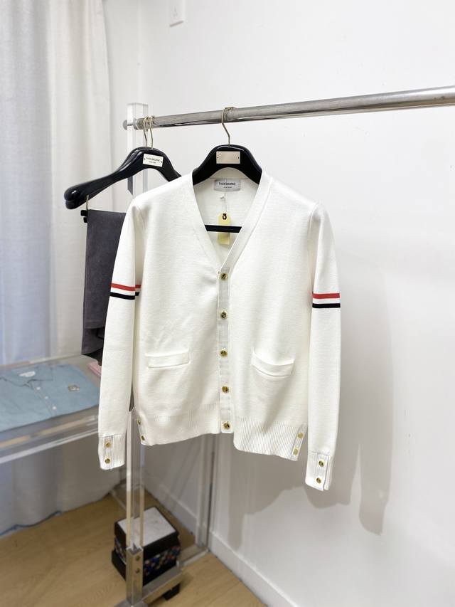 Tb、2025新品开衫羊毛衣 具有手感细腻柔软，可直接与肌肤接触，让暖心的纱线变化出细腻的质感，顶级工艺极具特色出彩，款式简约大方精美 立体剪裁的版型设计，让整