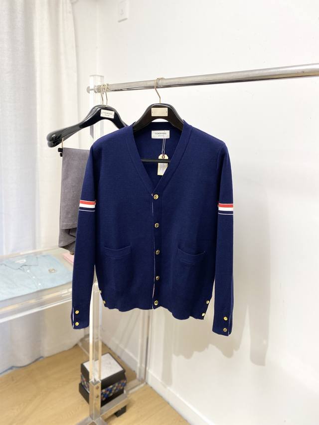 Tb、2025新品开衫羊毛衣 具有手感细腻柔软，可直接与肌肤接触，让暖心的纱线变化出细腻的质感，顶级工艺极具特色出彩，款式简约大方精美 立体剪裁的版型设计，让整