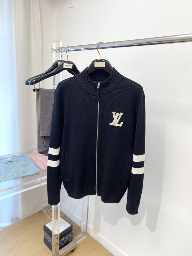 路易威登、2025新品羊毛外套 具有手感细腻柔软，可直接与肌肤接触，让暖心的纱线变化出细腻的质感，顶级工艺极具特色出彩，款式简约大方精美 立体剪裁的版型设计，让