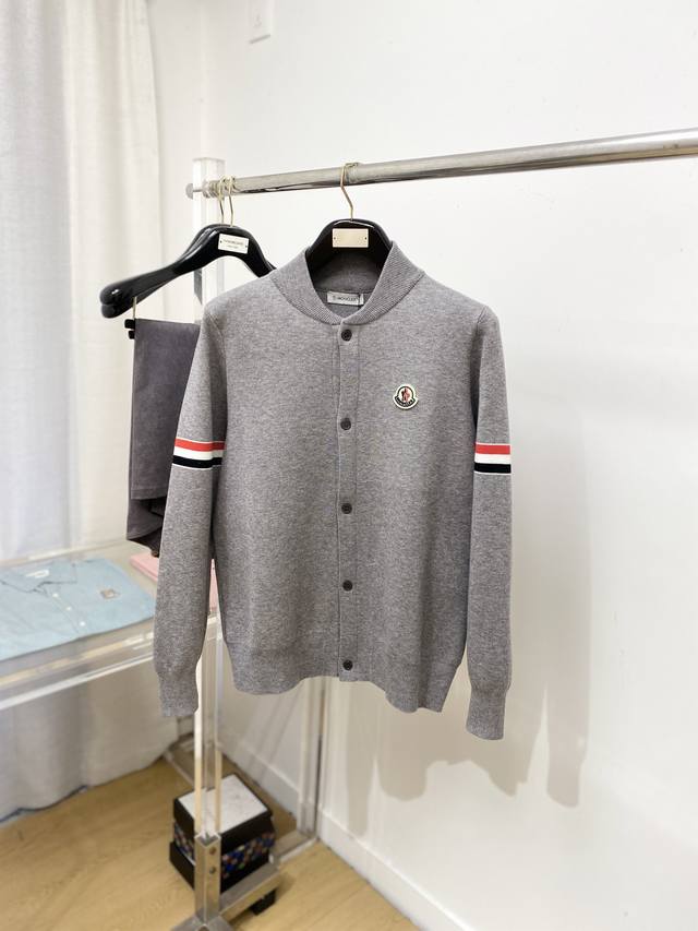 蒙口、2025新品羊毛衣外套 具有手感细腻柔软，可直接与肌肤接触，让暖心的纱线变化出细腻的质感，顶级工艺极具特色出彩，款式简约大方精美 立体剪裁的版型设计，让整