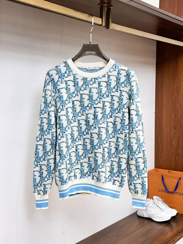 迪奥 2025秋冬新款羊毛衫，高级定制 都市风十足 经典简约大气圆领针织毛衣。 采用进口羊毛混纺面料 柔软细腻 男人的衣柜都少不了基础款 随时随地都可以拿来搭配