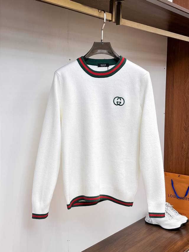 古驰 2025秋冬新款羊毛衫，高级定制 都市风十足 经典简约大气圆领针织毛衣。 采用进口羊毛混纺面料 柔软细腻 男人的衣柜都少不了基础款 随时随地都可以拿来搭配