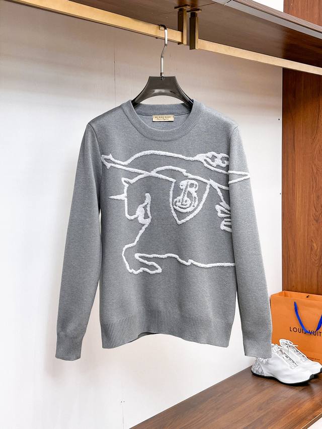 巴宝莉 2025秋冬新款羊毛衫，高级定制 都市风十足 经典简约大气圆领针织毛衣。 采用进口羊毛混纺面料 柔软细腻 男人的衣柜都少不了基础款 随时随地都可以拿来搭