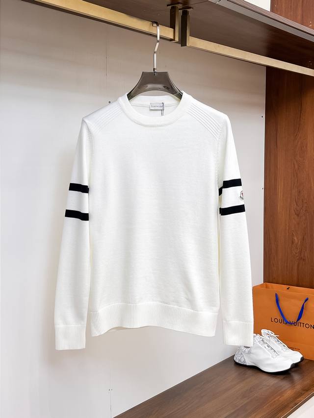 蒙口 2025秋冬新款羊毛衫，高级定制 都市风十足 经典简约大气圆领针织毛衣。 采用进口羊毛混纺面料 柔软细腻 男人的衣柜都少不了基础款 随时随地都可以拿来搭配