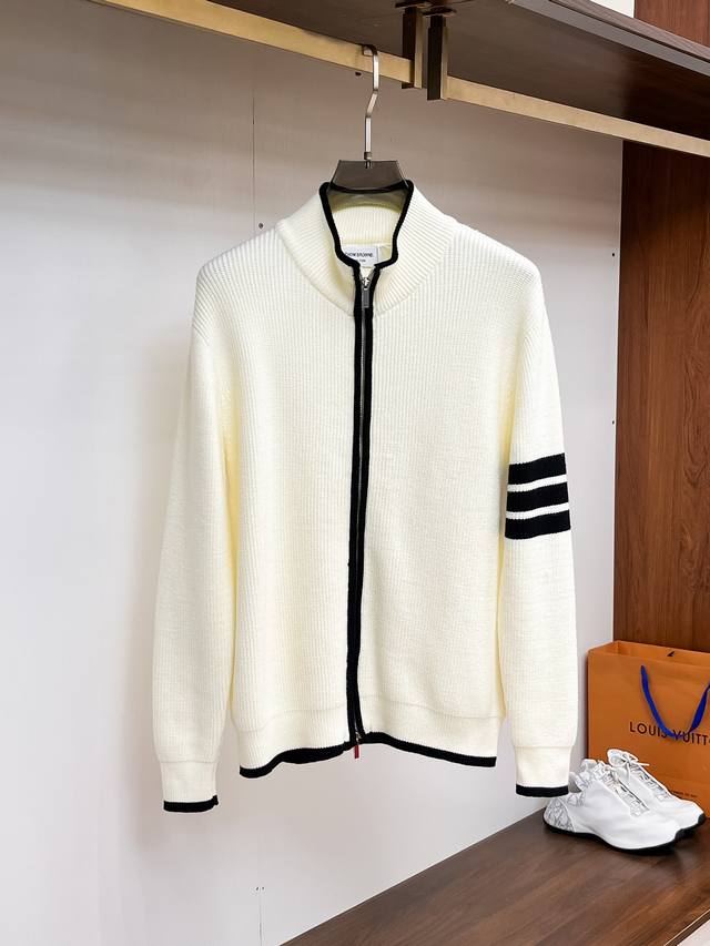 Tb 2025秋冬新款羊毛衫，高级定制 都市风十足 经典简约大气圆领针织毛衣。 采用进口羊毛混纺面料 柔软细腻 男人的衣柜都少不了基础款 随时随地都可以拿来搭配