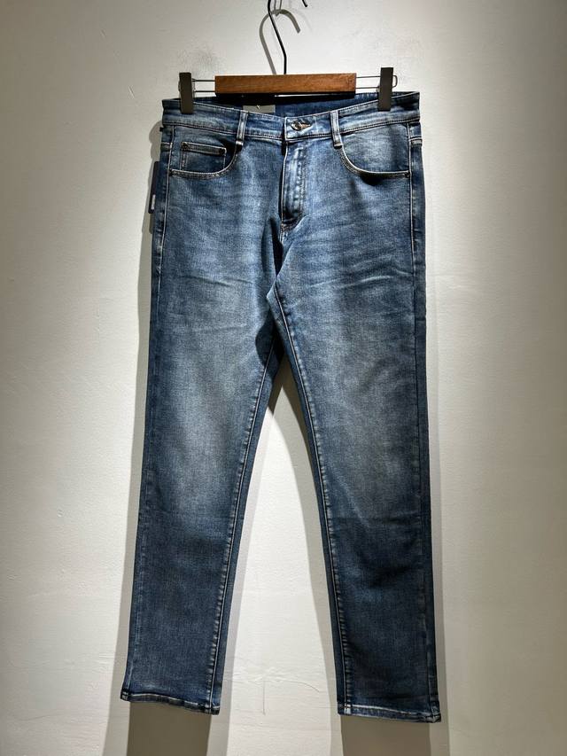 Arman阿*尼2025秋冬新款男士小直筒牛仔裤，贸易公司订单！官网同步 经典之作很好搭配衣服哦 怎么穿都很有味道 原版进口复古牛仔布面料 柔软手感 真正的低调