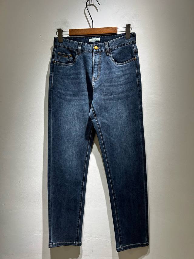 Lo*We 罗*威2025秋冬新品男士时装款高端休闲裤，香港洋行渠道货，日本原厂出品，纯血统品质，完美延续了Loe*家的精髓与基因，从主体面料到细节工艺，无不彰