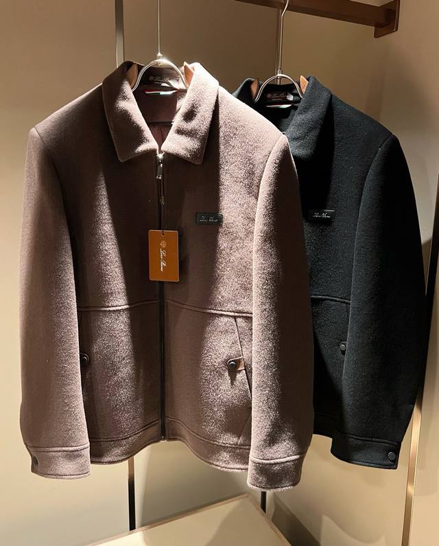 Loro piana诺悠翩雅 2025秋冬新品男士休闲夹克外套，外贸公司订单！客供羊毛呢材质，胸前Logo皮革设计！经典的专有织物之一！ 质地轻盈、触感又柔软细