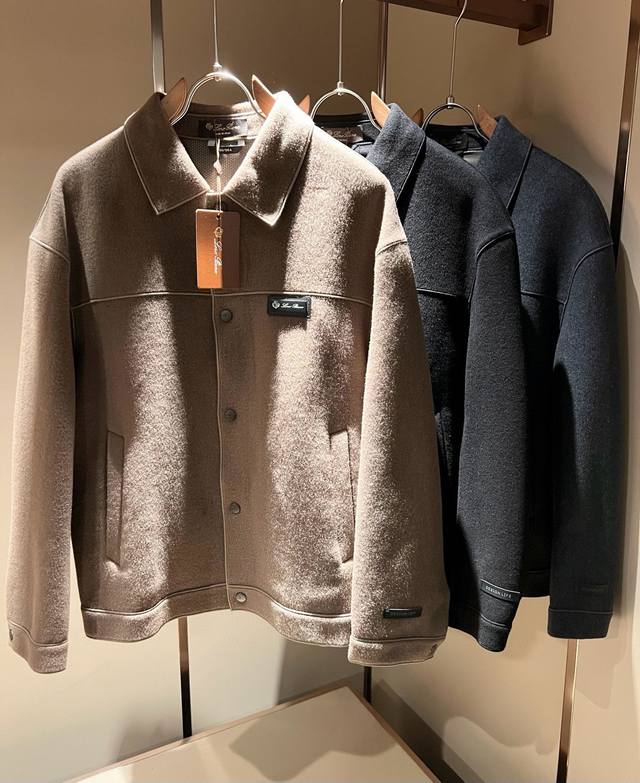 Loro piana诺悠翩雅 2025秋冬新品男士休闲夹克外套，外贸公司订单！客供羊毛呢材质，胸前Logo皮革五金设计！经典的专有织物之一！ 质地轻盈、触感又柔