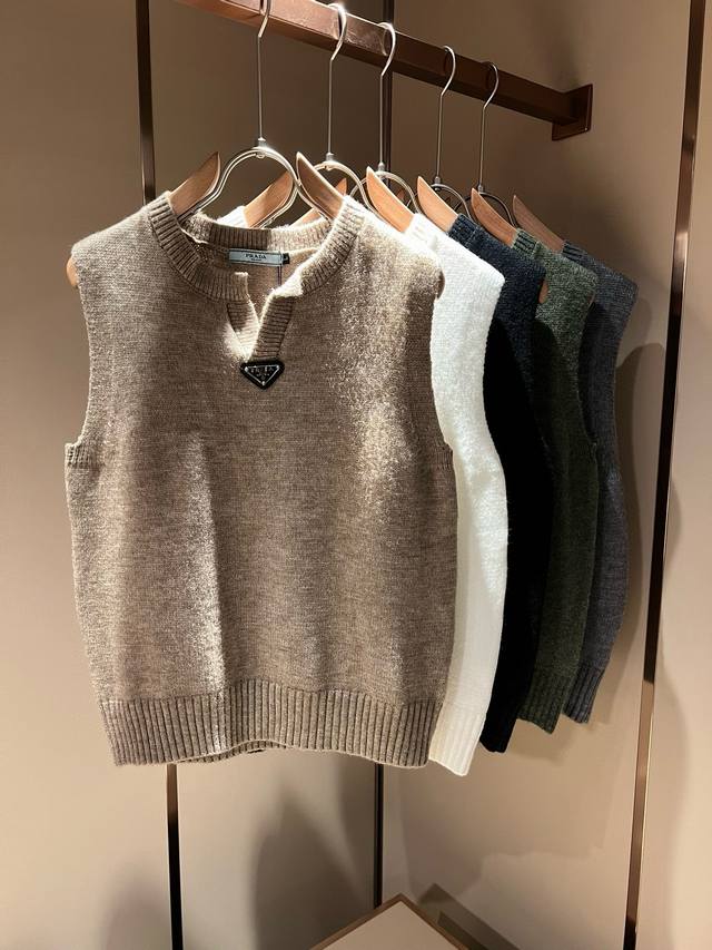 pra**Da普.*达 2025秋冬男女同款针织羊毛马甲，原单品质最新款马甲.完美品相，经典休闲时尚 百搭的黑色实穿款，高端贸易公司订单，工艺和品质，剪裁都一流