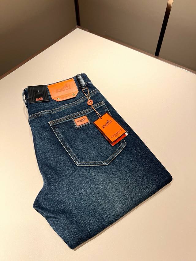 Herm*S 爱*仕 2025秋冬男士高端丹宁水洗小直筒牛仔裤 海外贸易公司渠道订单 !男士修身直筒牛仔裤!上海恒隆店在售!高级、简约,工艺和用料方面都颇为考究 Herm*S 爱*仕 2025秋冬男士高端丹宁水洗小直筒牛仔裤 海外贸易公司渠道订单 !男士修身直筒牛仔裤!上海恒隆店在售!高级、简约,工艺和用料方面都颇为考究