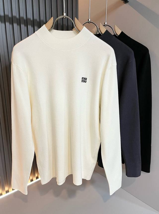 Miumiu 谬谬 2025秋冬新款男女同款针织羊毛衫，品牌最新设计元素！既不单调也不复杂,恰到好处的展现品味！舒适吸汗透气根本不在话下,面料独具的高奢感呈现简