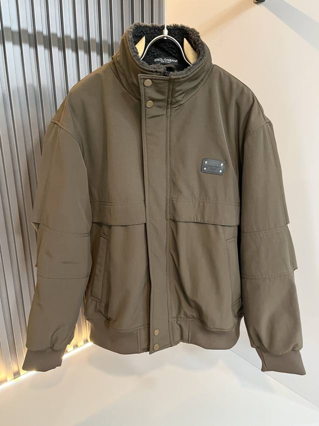 Dolce&Gabba*A 杜嘉*纳2025秋冬新款羊羔毛夹克外套，专柜同步发售！定制专属面料，胸前字母Logo皮革工艺设计！简约大方，从容百搭，档次极高，完美