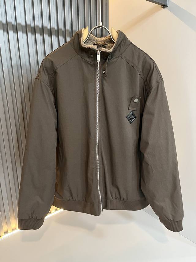 Louis Vuit*On 路易*登 2025秋冬新款轻奢男女同款仿羊羔毛夹克外套，路易家族的新高端，细节品质永远的那么完美无瑕，重工洗水设计！胸前皮革Logo