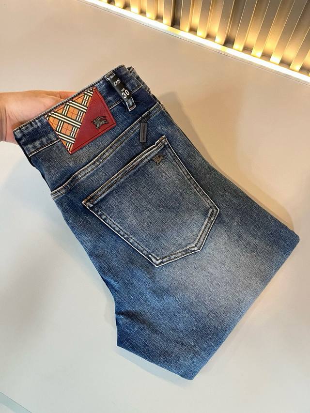 Burber*Y巴*莉 2025秋冬新品男士高端休闲百搭牛仔裤！对于Bur粉丝来说，这样大气的经典设计足矣一眼种草，是今年Bur所有牛仔裤当中最帅的一个系列，我