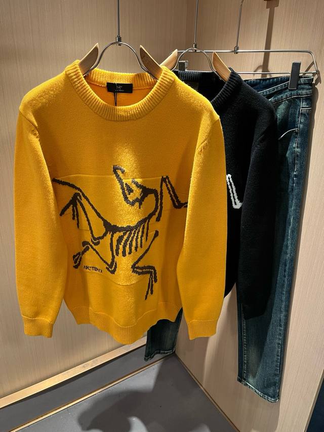 Arcter*X始*祖鸟 2025秋冬新款男女同款针织羊毛衫，户外品牌可能大家第一想到的就是加拿大鹅、始祖鸟。给人一种标签试的感觉！除了在款式设计上颇有造诣之外