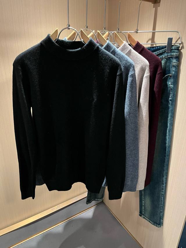 Loro piana诺悠翩雅 2025秋冬男士最新的贸易订单针织羊毛衫，全品相！！上身舒适透气，不僵硬，整体有着丰富的立体感，品质出口订单，胸前Logo图案刺绣