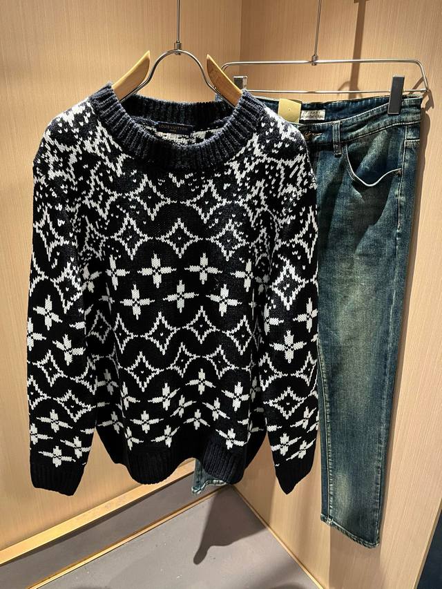 Louis Vuit*On 2025秋冬路易家族轻奢针织羊毛衫！男女同款装饰！ 路易家族的新高端，细节品质永远的那么完美无瑕，创意设计层出不穷。今年秋冬季节没有