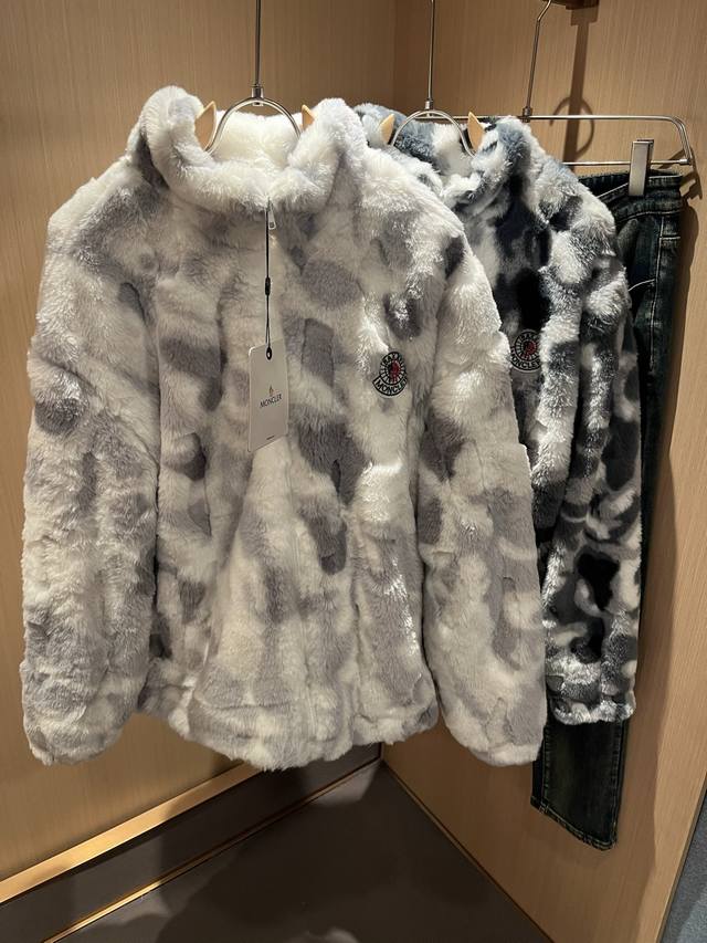 Monc*Ler蒙*口 2025秋冬经典兔毛夹克外套，都市时尚休闲款！面料超软面料帅酷爆款夹克外套。时尚都市百搭款款，上身透气而且时尚靓丽，淡淡光泽，质感独特，