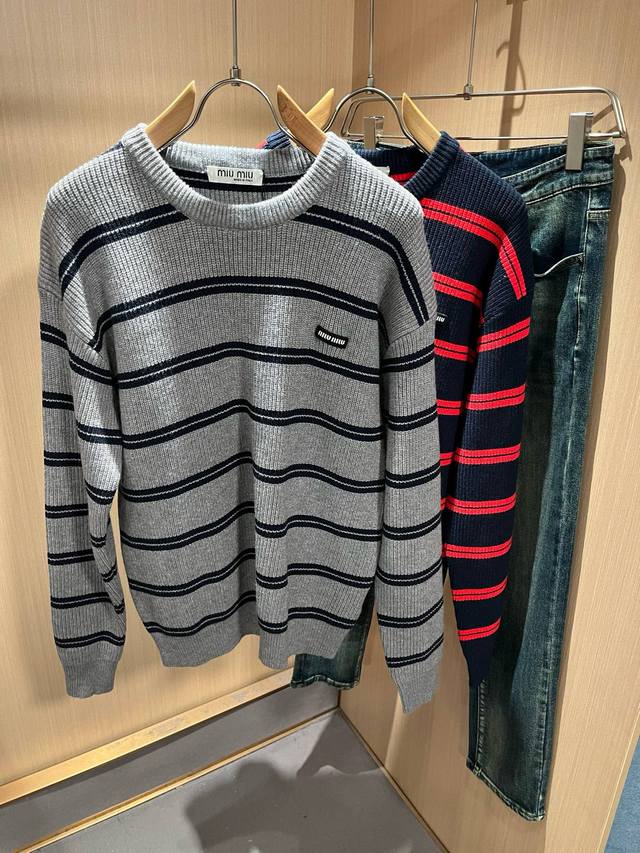 Miumiu 谬谬 2025秋冬新款男女同款针织羊毛衫，品牌最新设计元素！既不单调也不复杂,恰到好处的展现品味！舒适吸汗透气根本不在话下,面料独具的高奢感呈现简