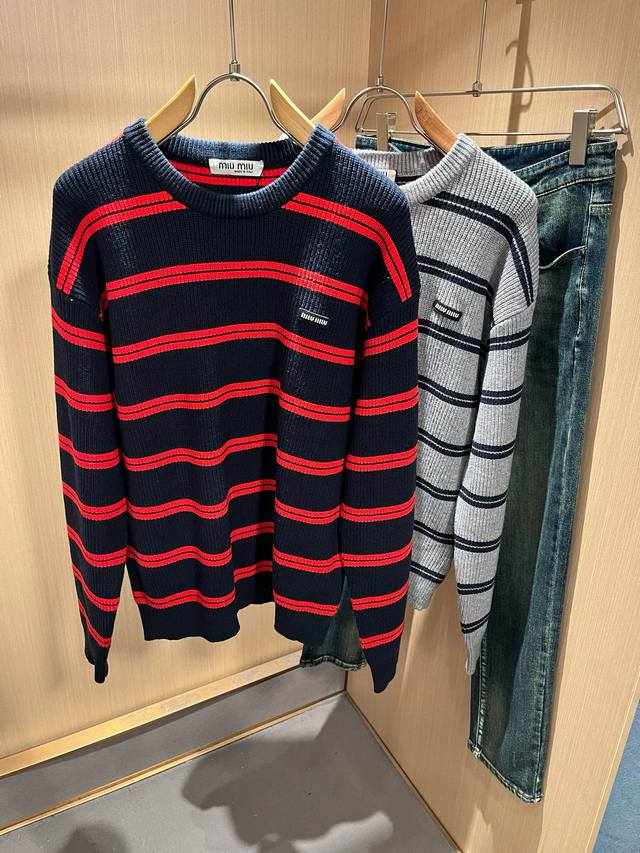 Miumiu 谬谬 2025秋冬新款男女同款针织羊毛衫，品牌最新设计元素！既不单调也不复杂,恰到好处的展现品味！舒适吸汗透气根本不在话下,面料独具的高奢感呈现简