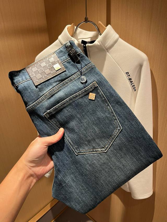 Louis Vuitto*路易*登2025秋冬新款男士经典水洗小直筒牛仔长裤。绝佳的上身性能，百搭之选，超值性价比分享！！作为男生简约元素经典搭配，路遇路易经典