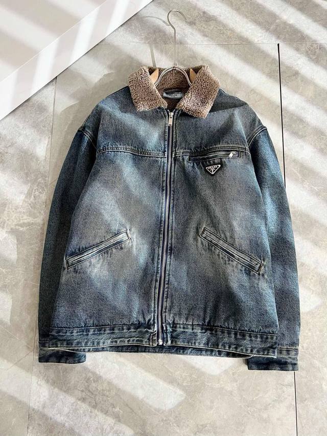 pra*Da 普拉达 2025秋冬新款男女同款仿羊羔毛牛仔夹克外套，新品发售！牛仔兰高级百搭实用主义不哗众取宠！港澳台地区限定款！内里拼接仿羊羔毛面料！立体裁剪