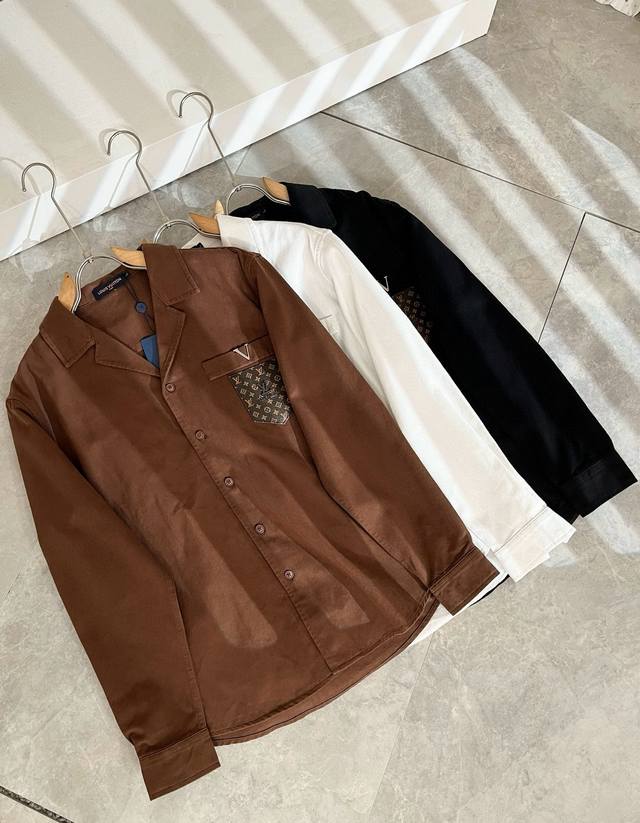 Louis Vuit*On 路易*登 2025秋冬新款轻奢男女同款衬衣，路易家族的新高端，细节品质永远的那么完美无瑕，定制原版府绸棉面料！胸前字母Logo图案皮