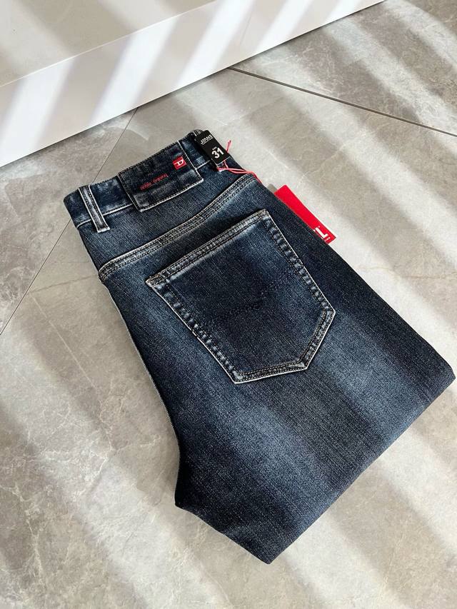 迪赛2025秋冬男士水洗小直筒牛仔裤！贸易公司渠道牛货，品相超赞，时尚圈万能的百搭裤王，欧美街拍中高频穿搭示范，皮革腰牌Logo设计！且是奢侈品牌每季必出的单品