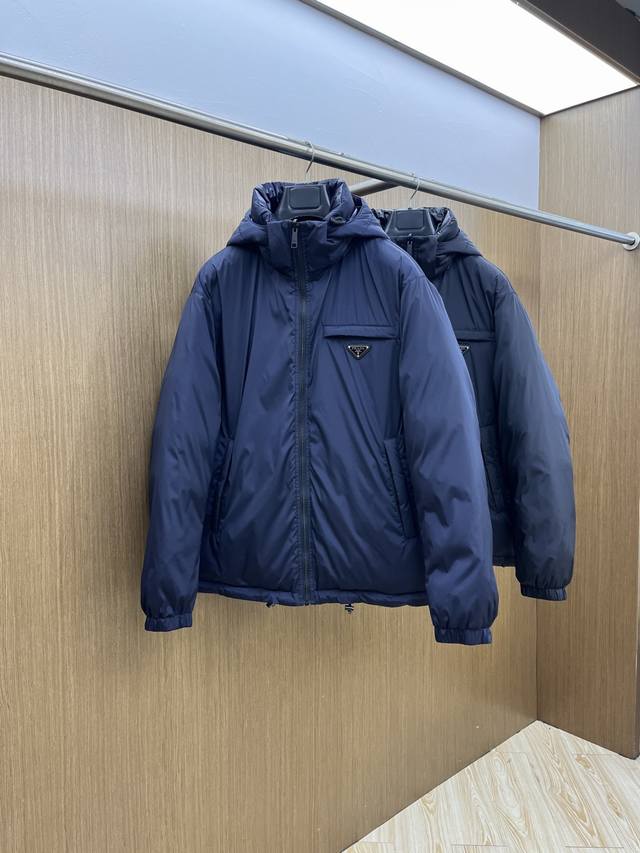 秋冬羽绒 prada普拉达 双面穿 2025Ss秋冬新款时尚休闲羽绒外套连帽 可拆卸 .处处细节显工艺足够的高级，结构性剪裁的设计改变来展现男士多样的形象变化，