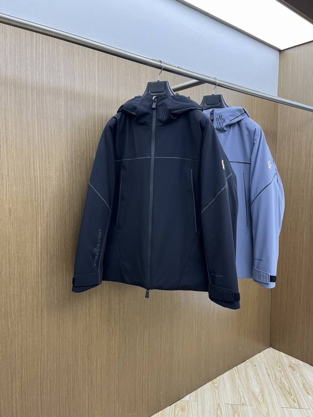 秋冬羽绒 Mon 高版本 25Fw秋冬季新款！-Moncl*R男士户外休闲连帽中长款，高端轻奢的时尚风格，实穿百搭的款式，上身效果轻盈舒适有型，轻盈保暖而不臃肿