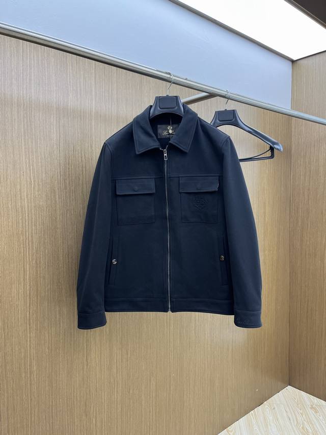 秋冬 Lp 秋冬新品#Lp休闲翻领外套 面料采用客供定制面料 面料细腻柔软上身舒适 原版五金定制 Fjj胸前设计刺绣Logo小点缀，简约中又不失时尚 高端品质