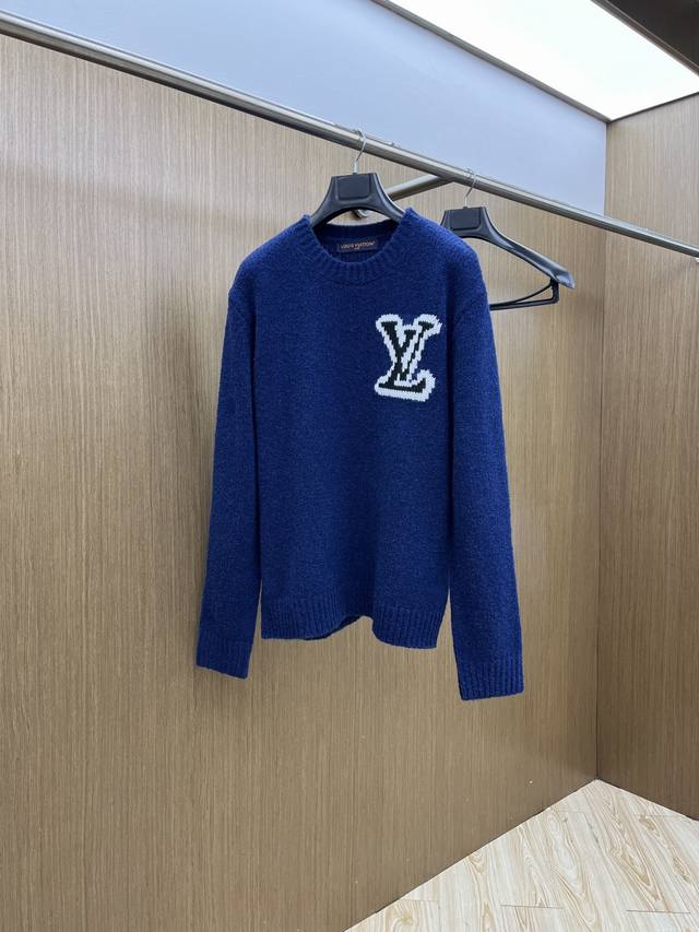 Louis Vitton 经典Lv立体提花Logo，视觉冲击感拉满，奢牌辨识度一眼即知 面料质感：软糯雪尼尔面料，亲肤保暖不扎身，自带绒感高级肌理 色彩设计：主