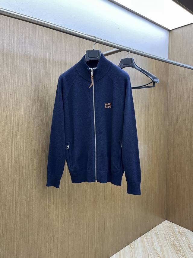 Miu Miu缪缪立领针织拉链衫，是秋冬氛围感的精准拿捏~ 藏青色自带低调贵气，软糯针织裹满温柔暖意，立领+全拉链设计适配各种温度，胸前的品牌标识是精致小心机，