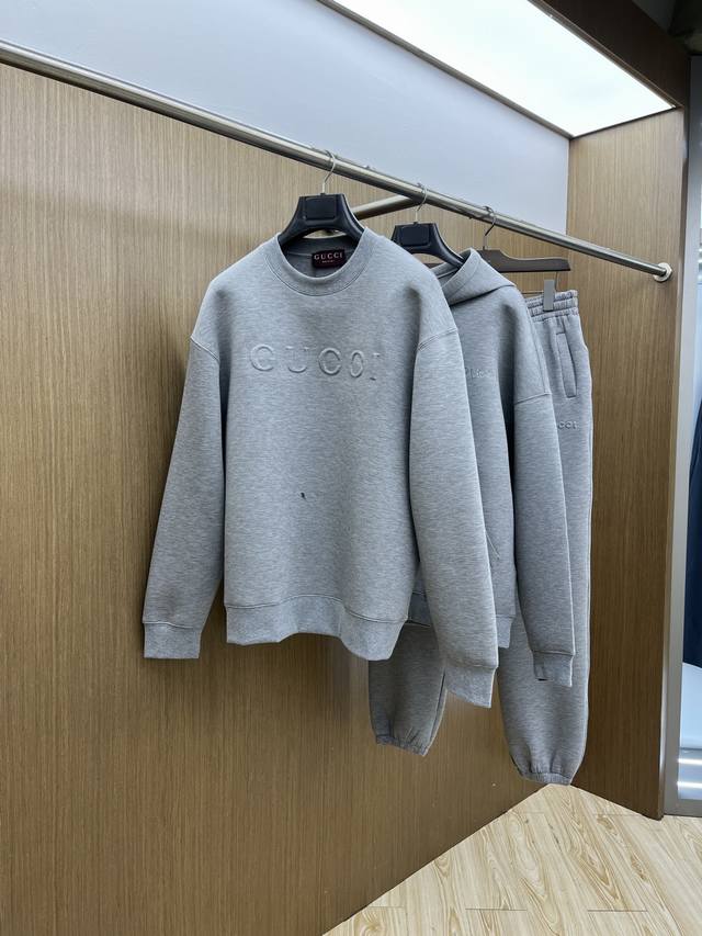 Gucci灰色调的松弛感，被Gucci的压纹Logo拉满质感，慵懒又显贵的本命卫衣 Gucci压纹卫衣｜浅灰的高级感，藏在每一处细节里 一件能穿四季的Gucci