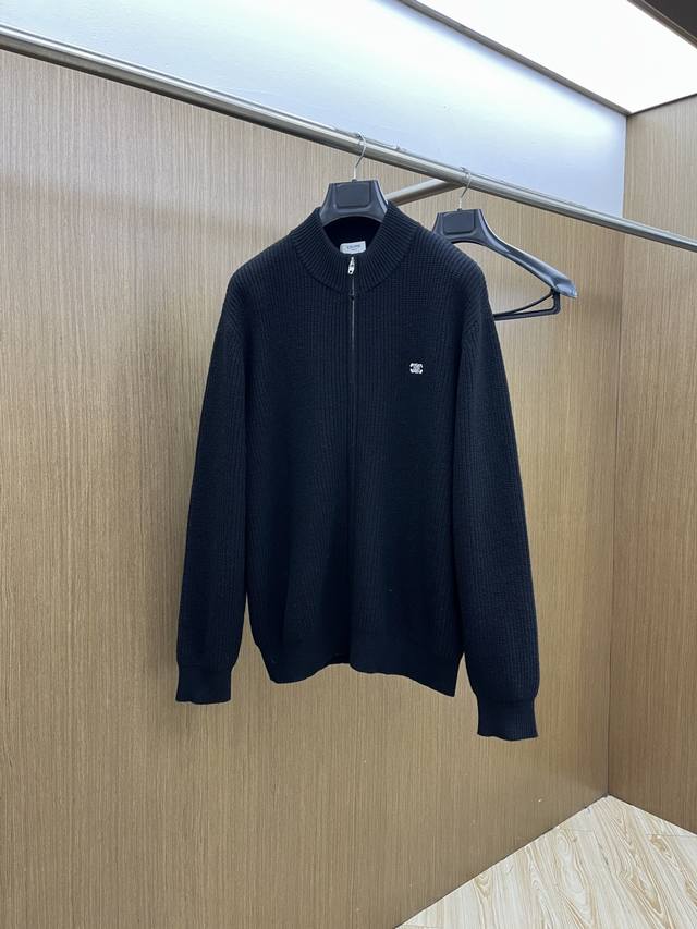 Celine赛琳黑针织，拉链开衫藏住的法式简约 黑调坑条针织，Celine徽标是低调的精致 法式松弛感，一件Celine拉链开衫就够了 经典黑调碰撞坑条针织肌理