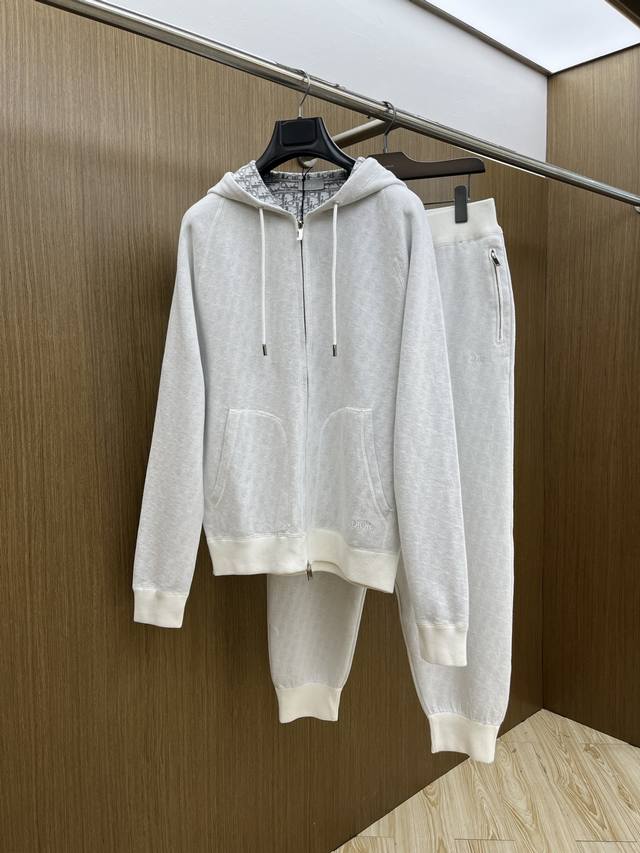 Dior迪奥经典秋冬新款套装羊毛复合提花连帽拉链外套男女同款，最高版本可对比 这款连帽运动夹克采用日本优质羊毛和山羊绒混纺针织面料精心制作，将经典高订气质融入基