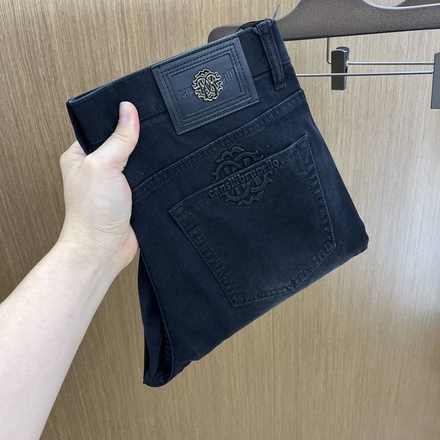 秋冬 卡瓦利 高端定制、2025早秋薄款最新款牛仔裤 柜台同步发售 小脚版型，进口固色面料 原版定制复刻 客供五金辅料 原单品质 重工洗水 做工走线精细 上身绝