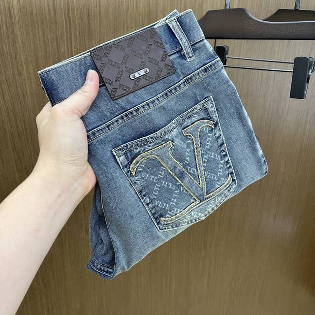 秋冬 Vltn 高端定制、2025早秋薄款最新款牛仔裤 柜台同步发售 小脚版型，进口固色面料 原版定制复刻 客供五金辅料 原单品质 重工洗水 做工走线精细 上身