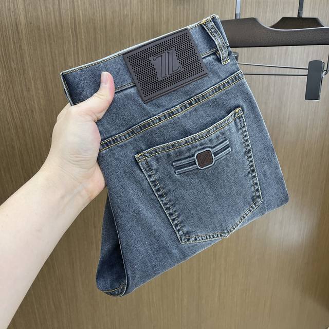 秋冬 Zz 高端定制、2025早秋薄款最新款牛仔裤 柜台同步发售 小脚版型，进口固色面料 原版定制复刻 客供五金辅料 原单品质 重工洗水 做工走线精细 上身绝佳