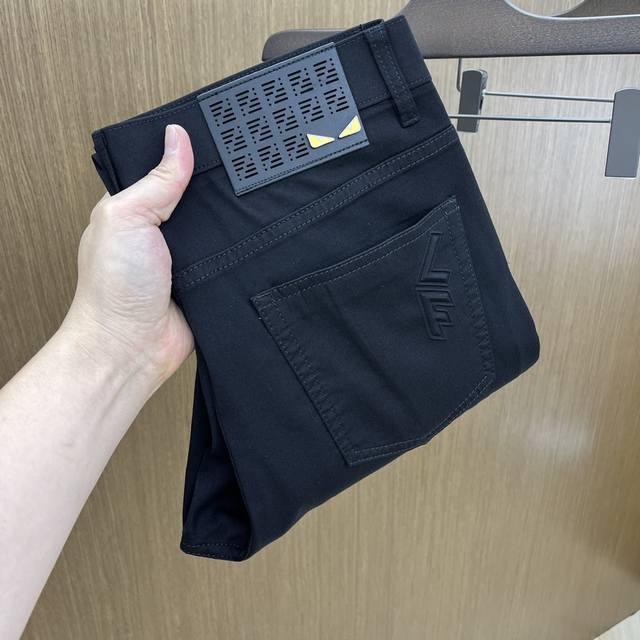 秋冬 Fd 高端定制、2025早秋薄款最新款牛仔裤 柜台同步发售 小脚版型，进口固色面料 原版定制复刻 客供五金辅料 原单品质 重工洗水 做工走线精细 上身绝佳