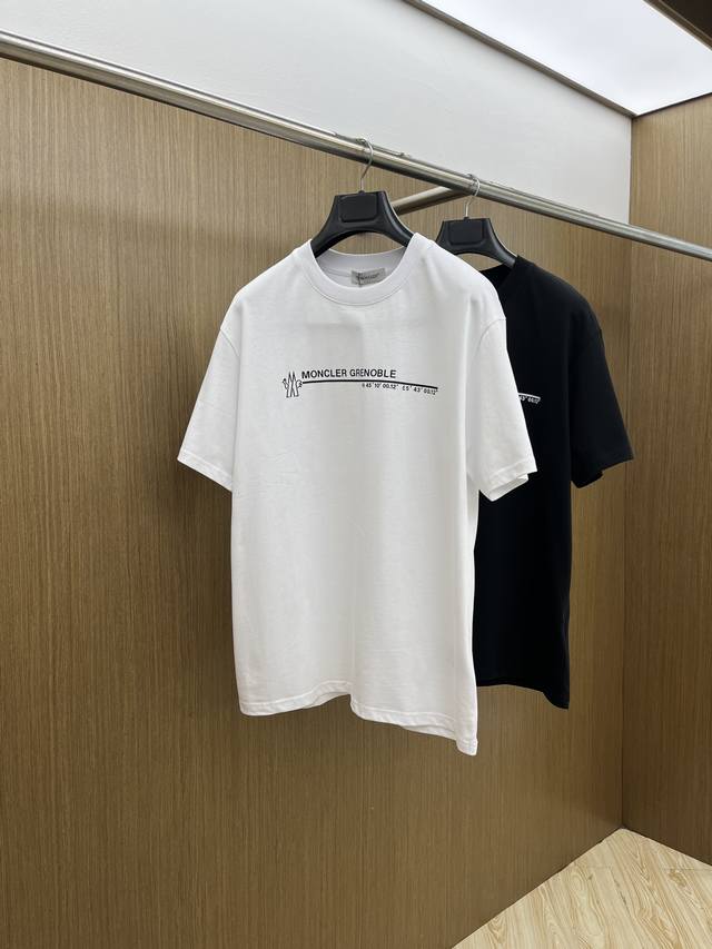 新品 Mon 2540春夏新款男女同款短袖圆领T恤，极具个性高级风，标志Logo印花工艺设计！定制纯棉面料！一款简约高级的时尚单品，穿搭魅力十分高级不俗的时尚产